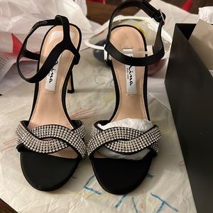 Nina Davia size 6 black satin heels